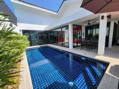 Modern smart pool villa in central Hua Hin only 300 meters to beach