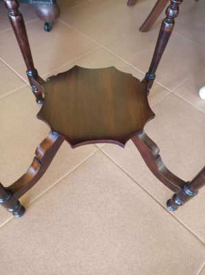 ANTIQUE SIDE/LAMP TABLE