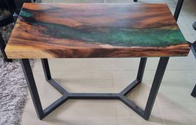 DISCOUNTED NEW IRON AND ACACIA HARDWOOD GREEN RIVER TABLE 