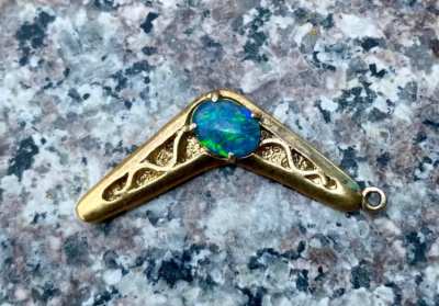 Australien Boomerang with opal