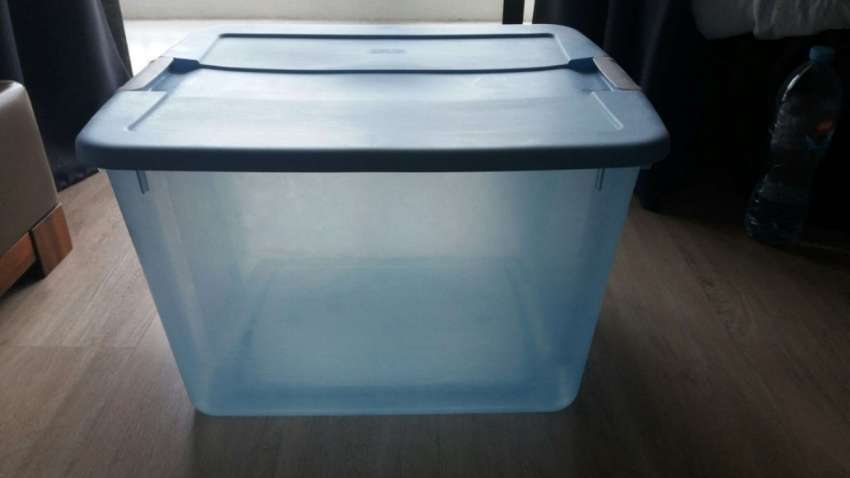 STERILITE CLEAR CONTAINER WITH LATCHING BLUE LIDS