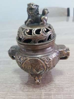 Chinese bronze insence burner with foo dog finial and mark to base