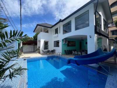 Pool Villa For Rent in Center Pattaya.  4 Bedrooms 