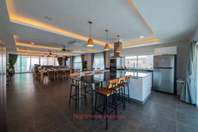 This enormous 456sqm penthouse top floor - Full renovation - Pratumnak