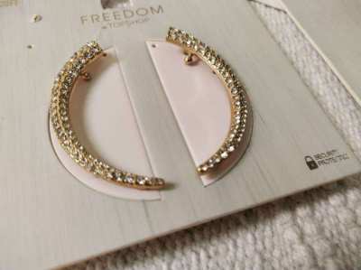 2 Sets New Top Shop – Freedom – Ear Cuff Sets – Original Price 650 Now