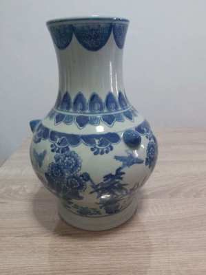Lovely chinese blue and white vase mark to base 13