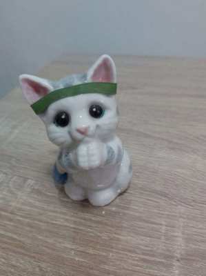 Gorgeous cute chinese porcelain cat in puss in boots style