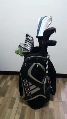 Complete set of golf clubs with bag