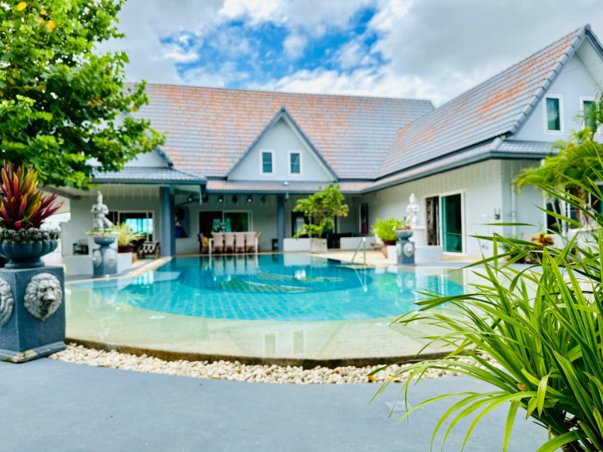 Luxury Pool Villa in good location in Huai Yai area