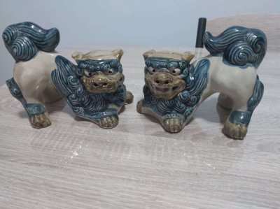 Large pair of chinese foo/fu dogs in crouching position