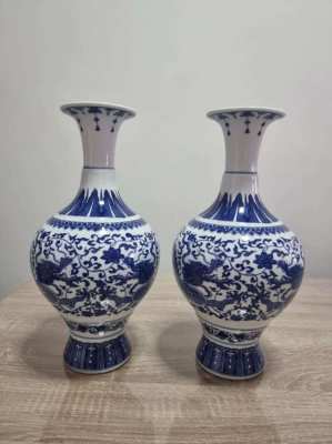 A pair of Chinese blue and white vases 13