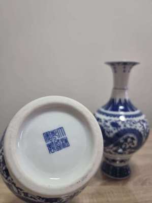 A pair of Chinese blue and white vases 13