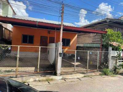2 Detached Houses for sale