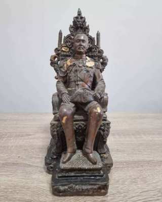 Magnificent statue of Thailands King number 5