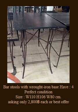  Bar stools with wrought-iron base