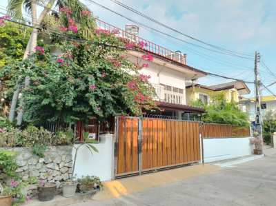 Beautiful, fully upgraded, two-story 3-bedroom house on Jomtien Beach