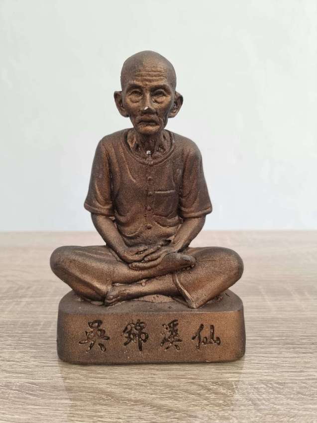Sale now on lovely and rare bronze statue of a chiniese monk 7