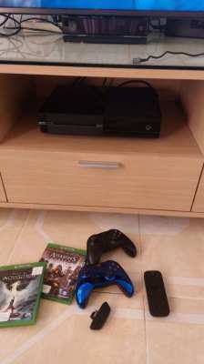 Xbox one (kinect) 500 GB with 2 controllers and many accessories 