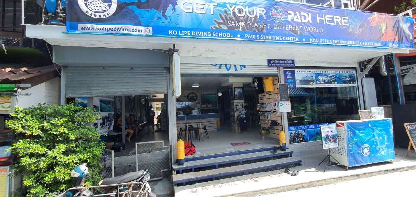 Koh Lipe - Busy and successful PADI 5star IDC / TecRec dive center