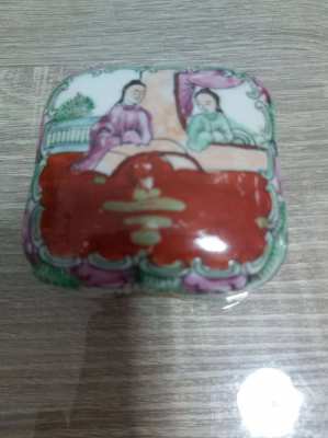 Chinese famille rose trinket box good mark to base