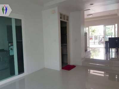 Townhouse 3 Stories For Rent at Thepprasit Pattaya, New Ronovation