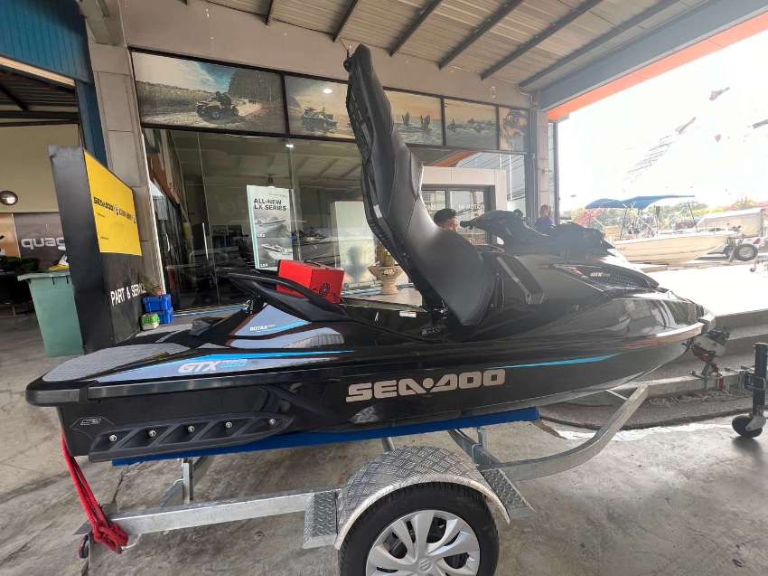 2016 GTX Limited 300HP with 100hrs same as new with new Trailer