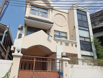 Town House 3 storey for rent without Furnitures at least 1-3 year 