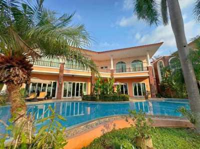 H345 Pool villas for Sale Pattaya 4 Bedrooms Resort Style